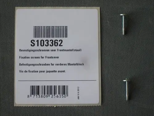 Zwei Befestigungsschrauben für einen Deckel, zusammen mit der passenden Produktinformation von Remeha.  
Die Schrauben sind neben dem Informationsetikett auf einer Oberfläche angeordnet.